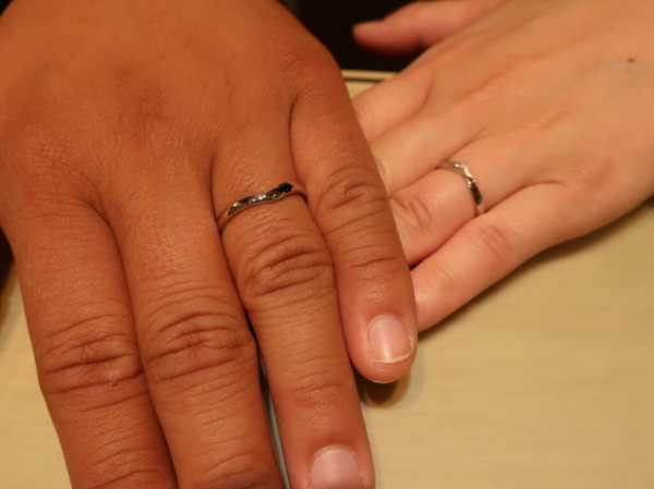 かわいいピンクダイヤモンドの結婚指輪をお選びいただきました
