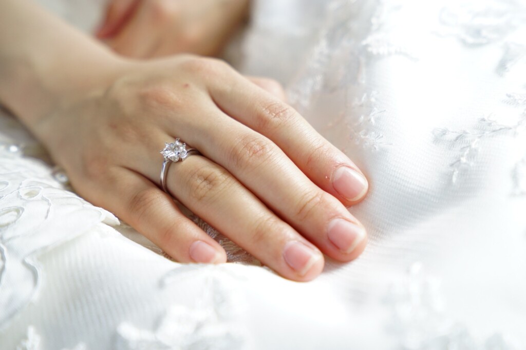婚約指輪に使うダイヤモンドの選び方