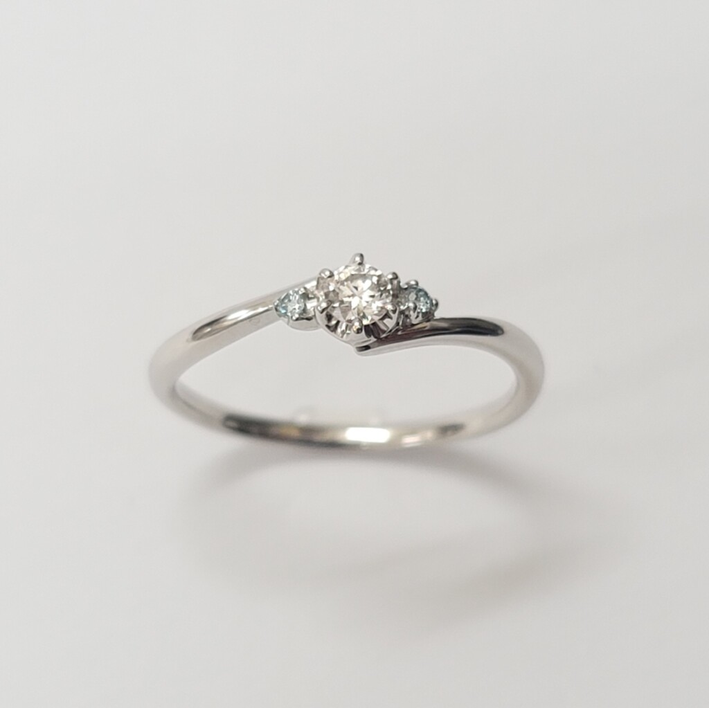 大阪梅田で探す10万円の婚約指輪でスイートブルーダイヤモンド2