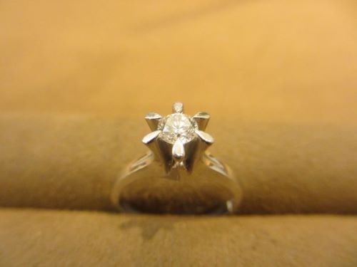 受け継がれている婚約指輪のジュエリーリフォーム・リメイクの事例立て爪の婚約指輪