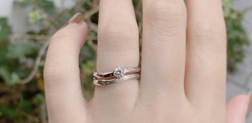ウェーブデザインの結婚指輪大阪梅田で人気のS字結婚指輪