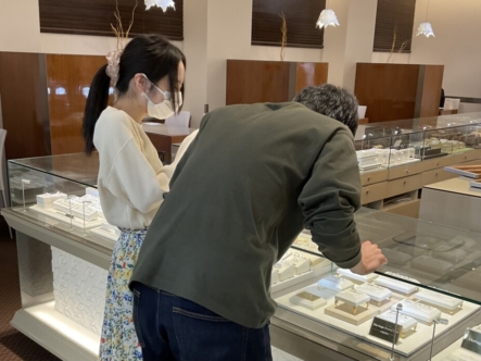 大阪府寝屋川市　京都府京都市　LAPAGEの婚約指輪とQuanddeMariageの結婚指輪をご成約頂きました