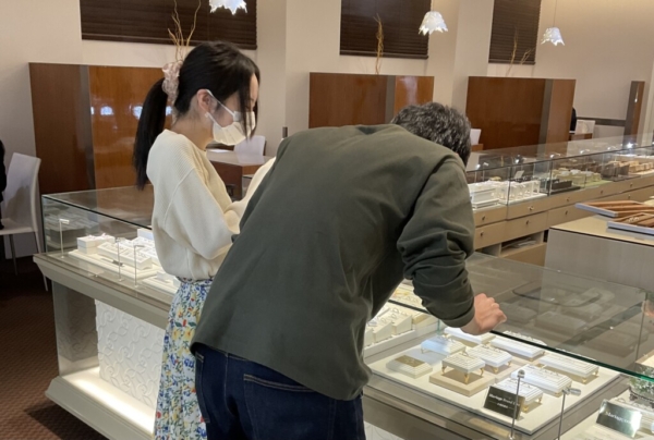 大阪府寝屋川市　京都府京都市　LAPAGEの婚約指輪とQuanddeMariageの結婚指輪をご成約頂きました